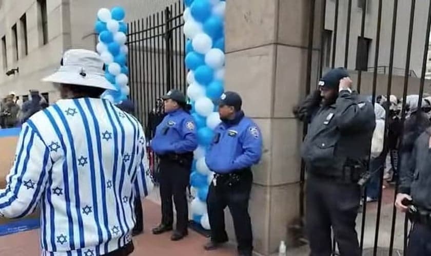 Protestos antissemitas na Universidade de Columbia. (Captura de tela/YouTube/The Hill)