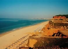 Praia da Falésia, Albufeira, Algarve. (Foto: Salgueiro/Wikimedia Commons)