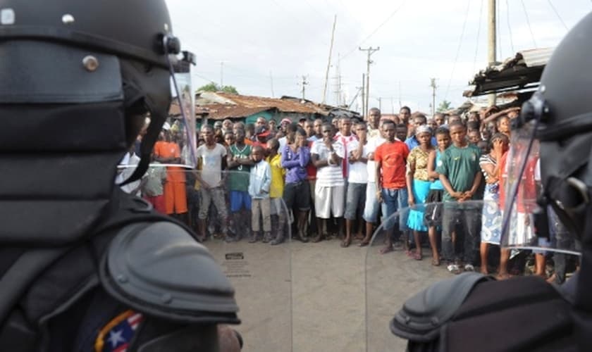 Soldados da força de Segurança da Libéria usaram balas de borracha e bombas de gás lacrimogêneo para dispersar manifestantes que queriam entrar em centro de quarentena de pacientes com o vírus ebola em West Point 