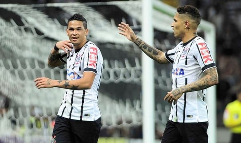 Luciano comemora um de seus três gols na vitória sobre o Goiás