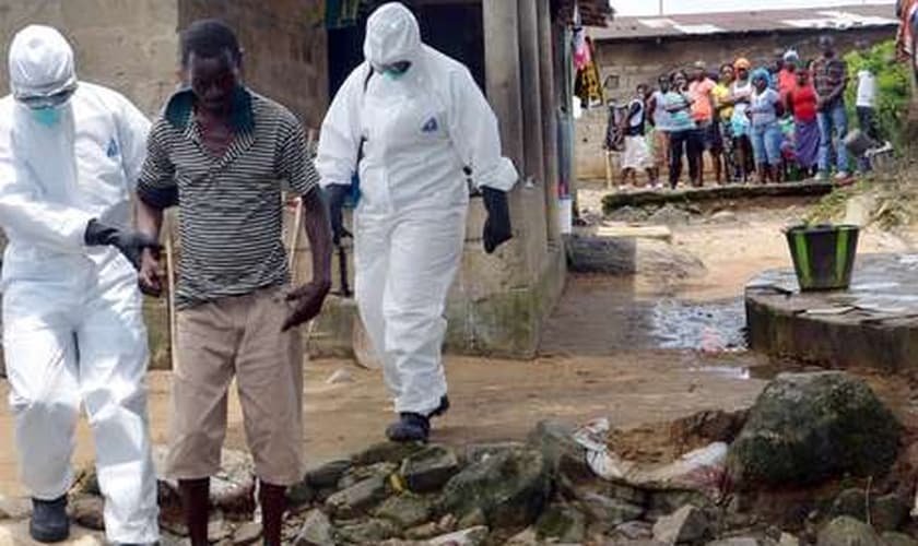 Moradores de bairro estão isolados em quarentena por surto de ebola na Libéria
