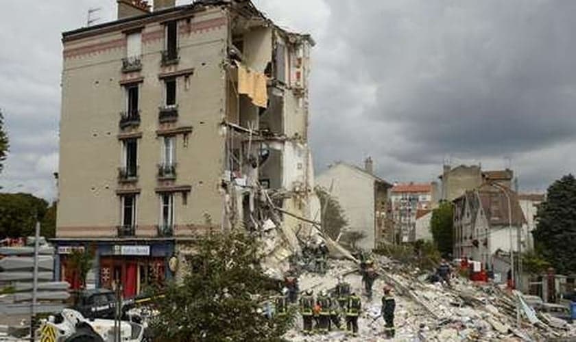 Bombeiros trabalham em escombros após explosão de prédio em Paris