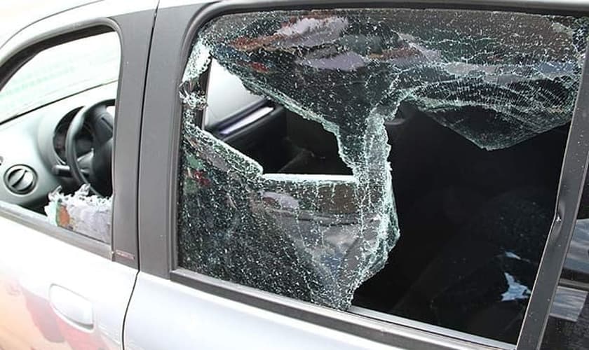 Carro com vidro quebrado após ataque de gerente de posto