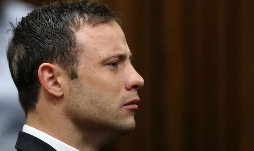Pistorius ouve a sentença proferida pela juíza Thokozile Masipa