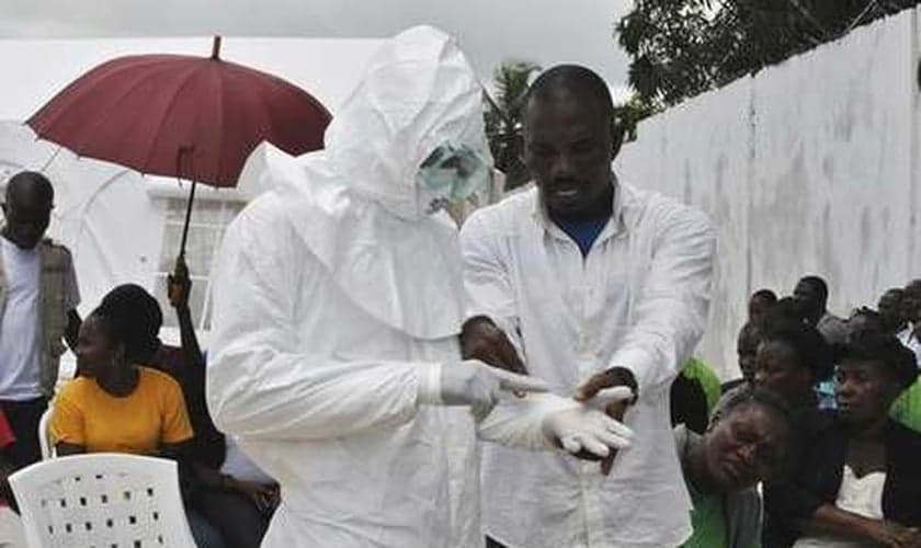 Um voluntário atende uma vítima do ebola em um centro de tratamento em Monróvia, Libéria, em 14 de setembro