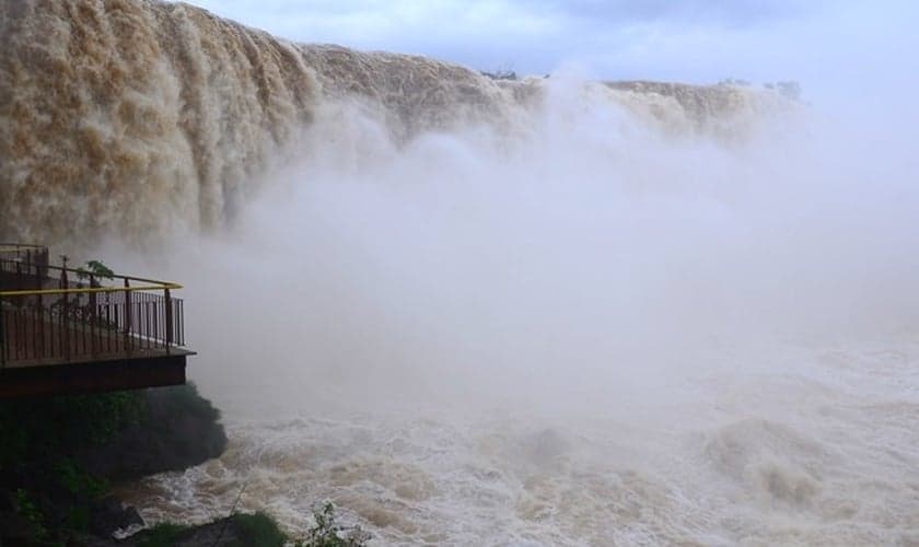 Por volta das 12h, vazão nas Cataratas do Iguaçu ultrapassou os 8,4 milhões de litros de água por segundo, quase seis vezes o volume normal