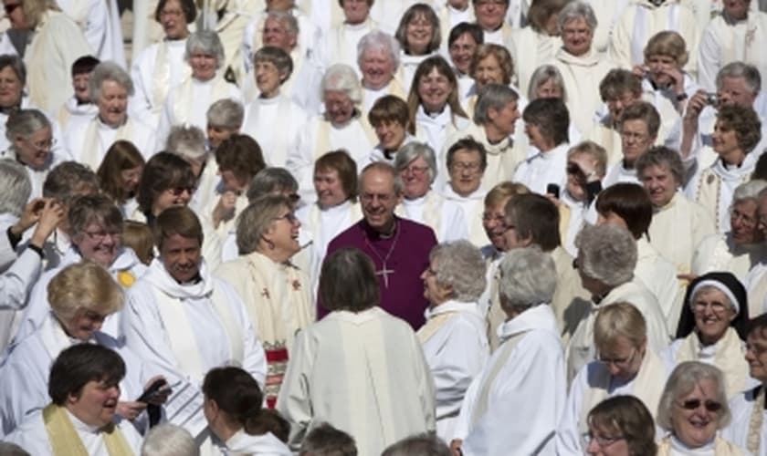 Igreja da Inglaterra aprova planos para a ordenação de bispas na denominação