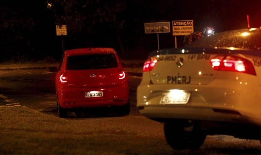 Suspeito que dirigia carro roubado morreu após perseguição policial na Avenida Brasil