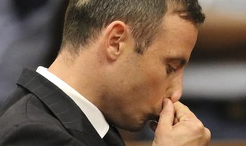 Oscar Pistorius tenta segurar a emoção no momento em que espera sentença