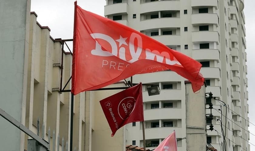 Bandeiras de campanha eleitoral da presidente da República e candidata à reeleição pelo PT, Dilma Rousseff, são vistas penduradas em um prédio público da prefeitura de São Paulo