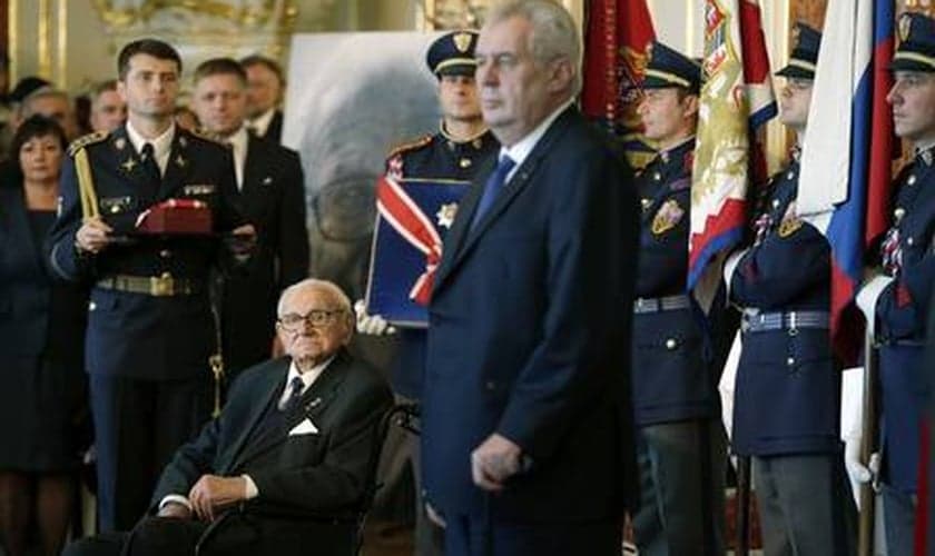 Nicholas Winton sentado ao lado do presidente checo