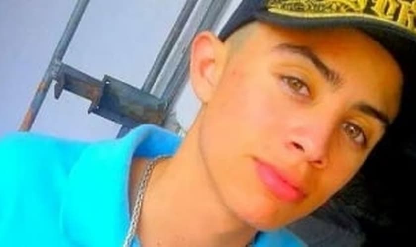 Leonardo Alvarenga, de 16 anos, foi baleado na cabeça dentro de um carro