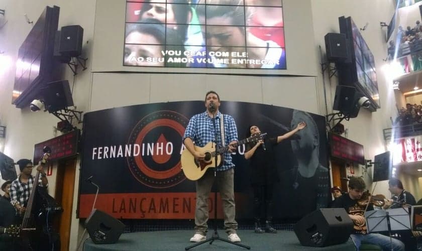 Fernandinho é premiado com Disco de Ouro pelo sucesso de vendas de seu CD Acústico