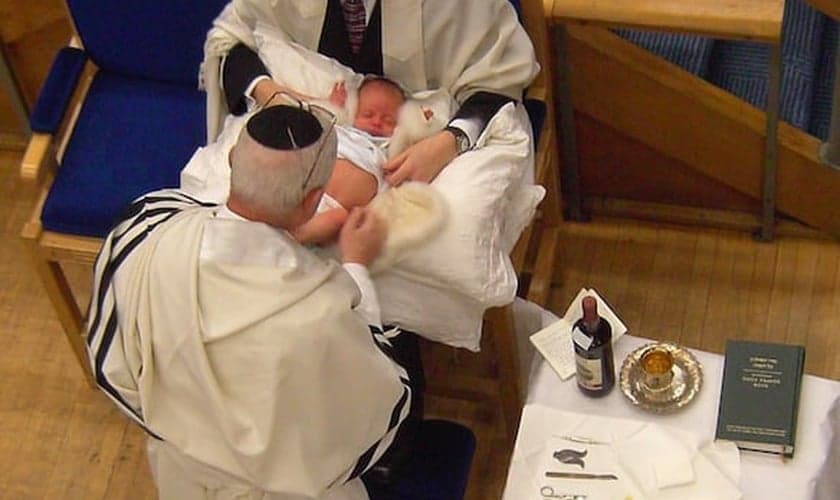 O ritual de circuncisão, conhecido como metzitzah, é comum entre mais de um milhão de judeus ortodoxos que vivem em Nova York, EUA.