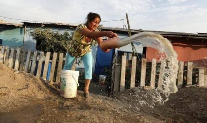 Água poluída é jogado fora no Peru