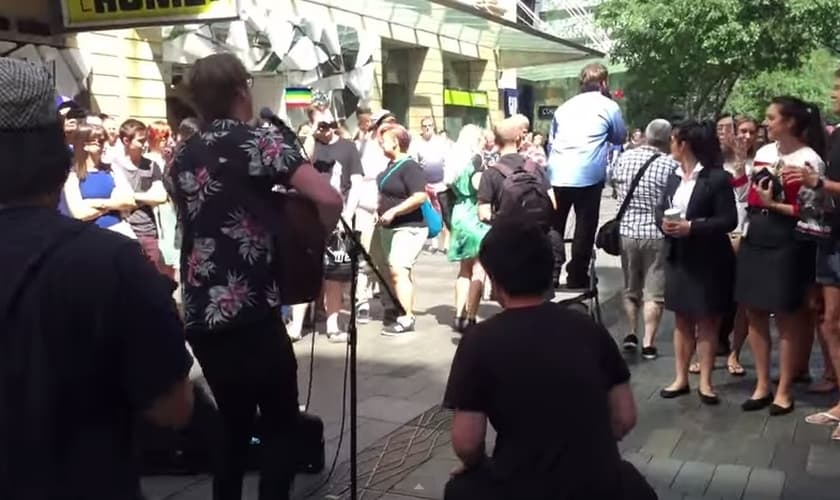 Axel Winter reuniu seus amigos de banda para tocar na Pit Street Mall, em Sidney e tentar "calar", um evangelista de rua, que pregava contra a homossexualidade.