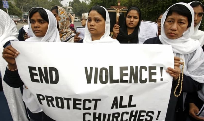 Mulheres paquistanesas reivindicam mais segurança às igrejas. (Foto: Reuters)