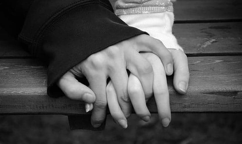 Mãos dadas, amor e fidelidade _ imagem ilustrativa