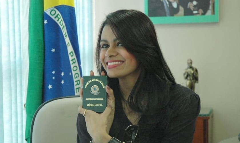 Damares com a carteirinha de registro no prédio da Ordem dos Músicos do Brasil. (Guiame/ Marcos Paulo Corrêa)