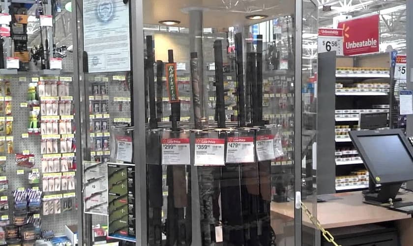 Armas de alta capacidade expostas a venda, em uma unidade do Walmart.