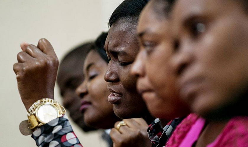Haitianos oram em culto evangélico na igreja Assembleia de Deus, no bairro do Glicério, capital de São Paulo.