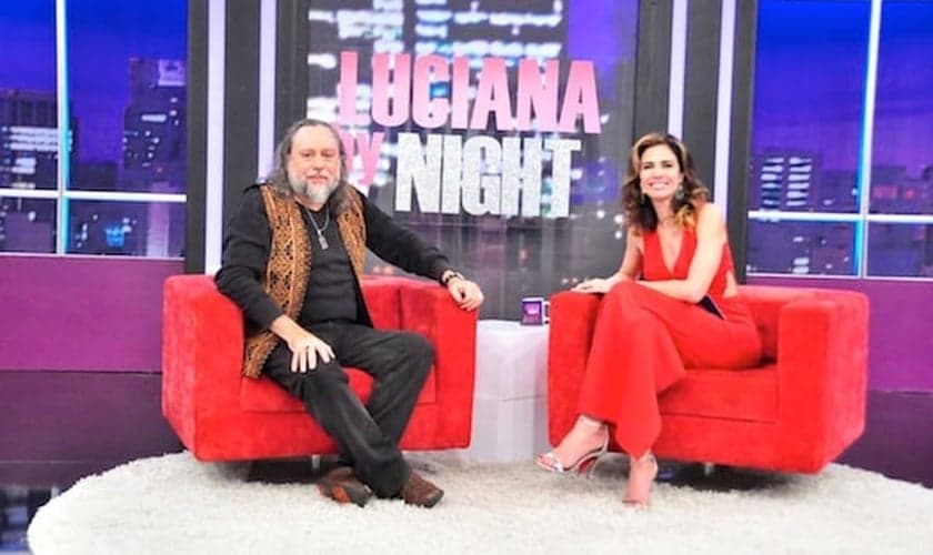 A apresentadora Luciana Gimenez recebeu em seu programa Luciana By Night o polêmico pastor Caio Fábio.