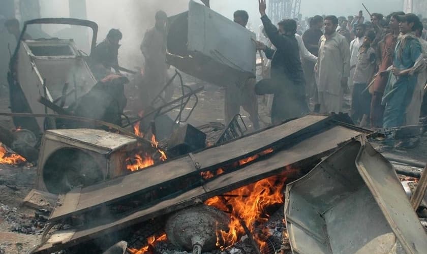 Muçulmanos atacam uma área cristã do Paquistão depois de alegações de blasfêmia.