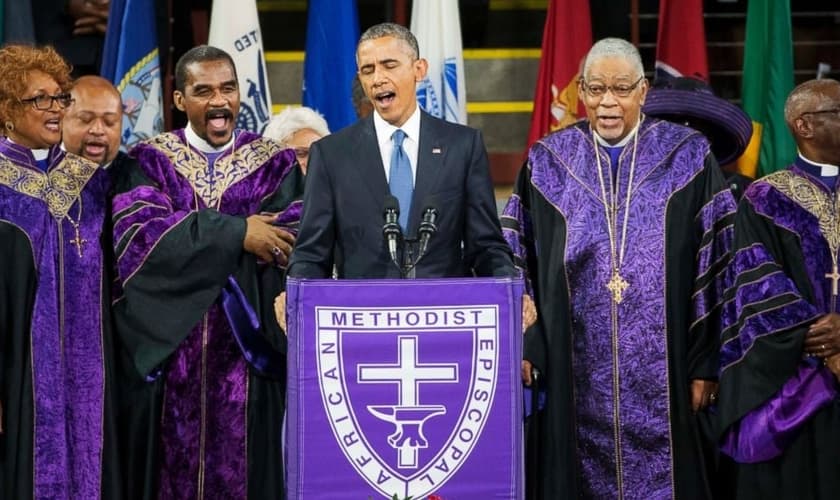 Obama elogiou o líder da igreja afro-americana Emmanuel e cantou o hino 'Amazin Grace' durante o funeral do Rev. Clementa, em Charleston (EUA)