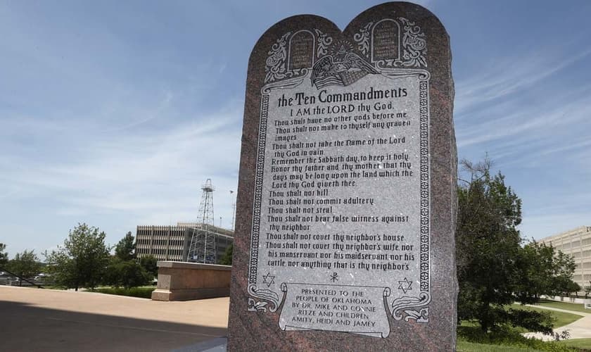 Monumento que faz menção aos 10 Mandamentos está instalado no terreno do Capitólio de Oklahoma (EUA).