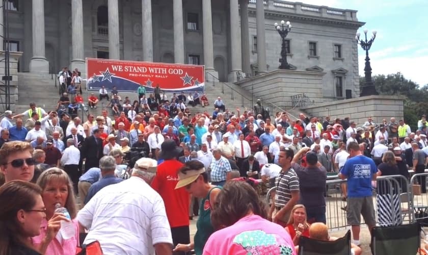 Milhares de pessoas se reuniram em frente à 'State House', no Estado da Carolina do Norte (EUA), para protestar contra questões como o aborto e o casamento gay.