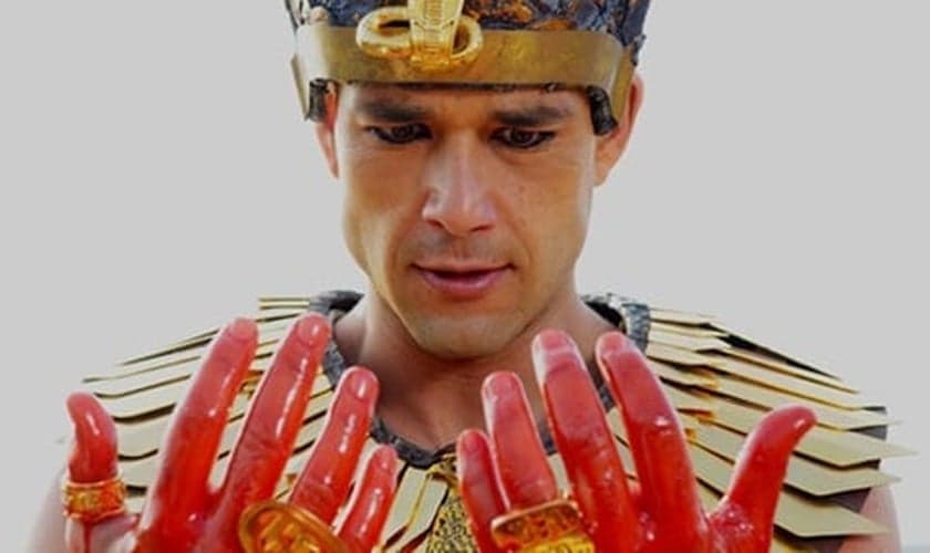 Ramsés, interpretado por Sérgio Marone, tem as mãos sujas de sangue em uma das pragas do Egito. (Foto: TV Foco)