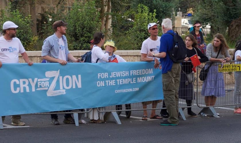 "Pela liberdade dos judeus no Monte do Templo" diz o cartaz segurado por cristãos da organização 'Cry for Zion'. (Foto: Cry For Zion)