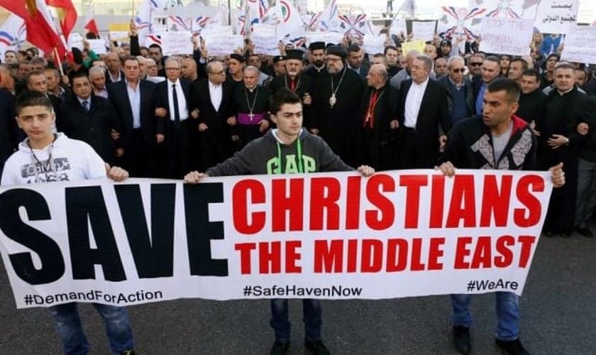 Cristãos participam de manifestação contra a perseguição religiosa, em Beirute (Foto: Reuters)