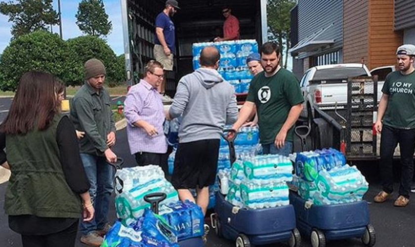 A NewSpring Church enviou caminhões com suprimentos como água, cobertores e alimentos não-perecíveis para os abrigos locais. (Foto: Reprodução/ Instagram)