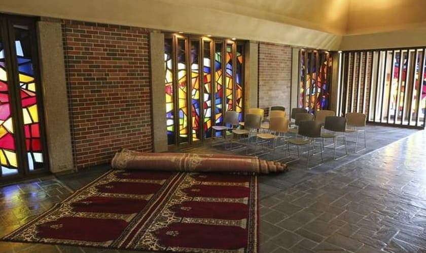 Tapetes de oração muçulmanos e algumas cadeiras portáteis fazem parte do novo formato. (Foto: Kansas)