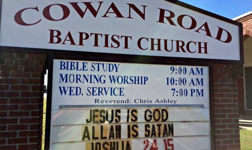 A mensagem foi exposta na parte de fora da Igreja Batista Cowan Road Baptist. (Foto: Anita Lee/ Sun Herald)