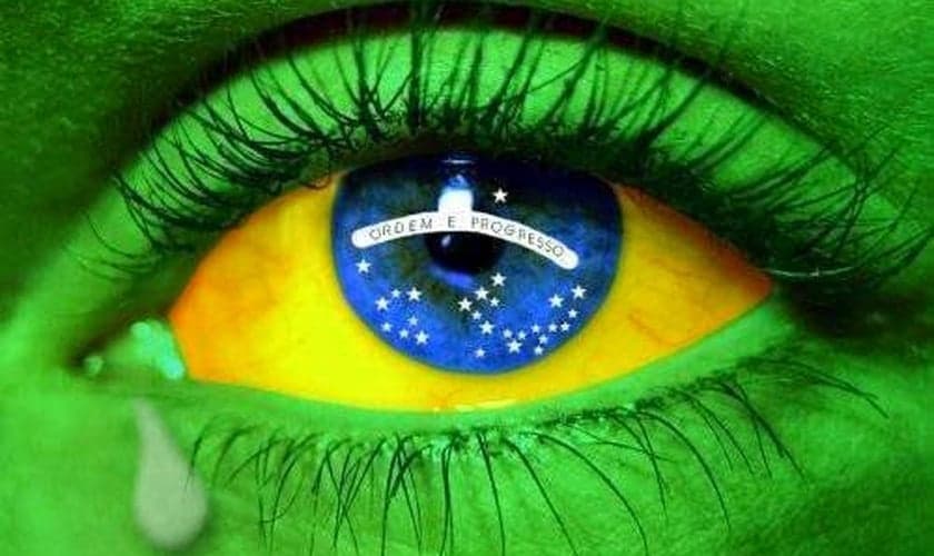 Bandeira do Brasil estampada em olho humano. (Imagem: Sossego News)