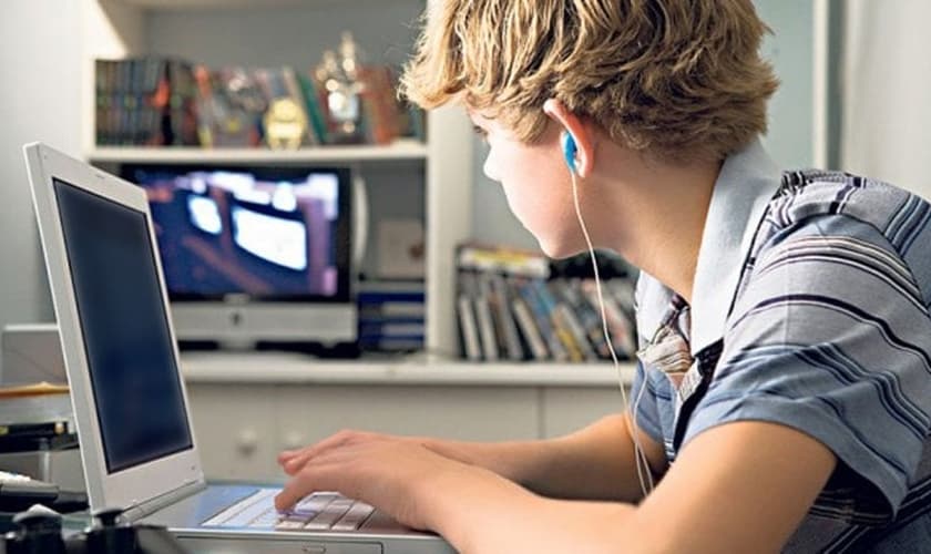 Adolescente usa computador em seu quarto. (Foto: Infobae)