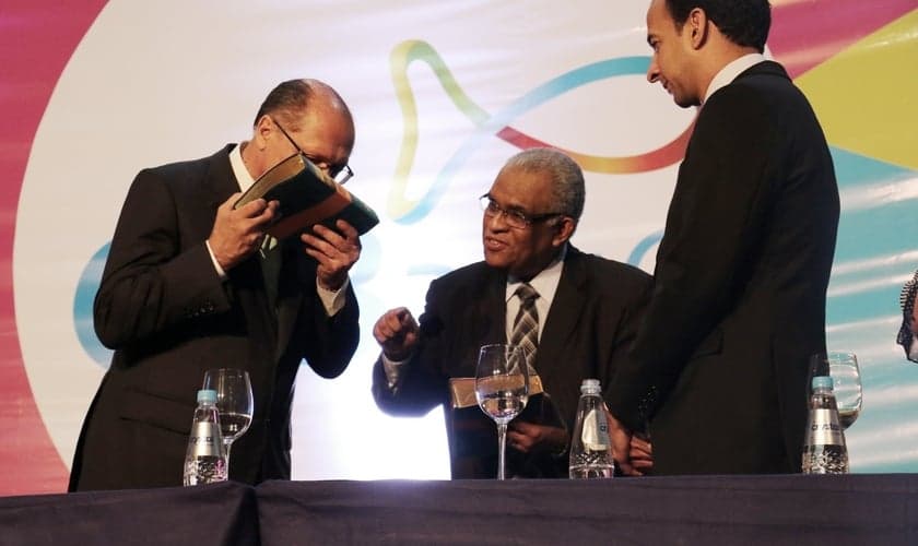 Alckmin e Barbosa foram presenteados com um exemplar da Bíblia Sagrada. (Foto: Guiame/ Marcos Paulo Corrêa)
