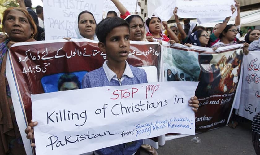 Cristãos paquistaneses reivindicam mais proteção após ataque suicida, ocorrido no domingo de páscoa deste ano. (Foto: Tribune.uk)