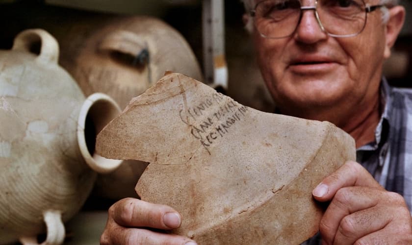 Arqueólogo israelense, Prof. Ehud Netzer mostra o fragmento de um jarro de cerca de 2000 anos. (Foto: Reuters)