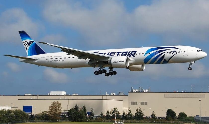 O voo que partia de Paris em direção ao Cairo caiu no mar Mediterrâneo com 69 pessoas a bordo. (Foto: Reprodução)