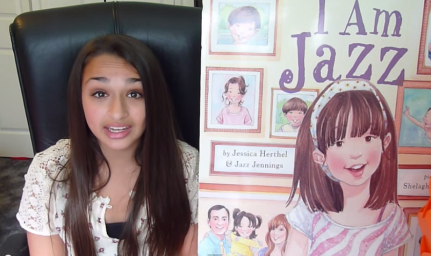 Jazz Jennings é uma adolescente que se declara transgênero e chegou a lançar um livro com sua biografia. (Imagem: Youtube / Reprodução de tela)