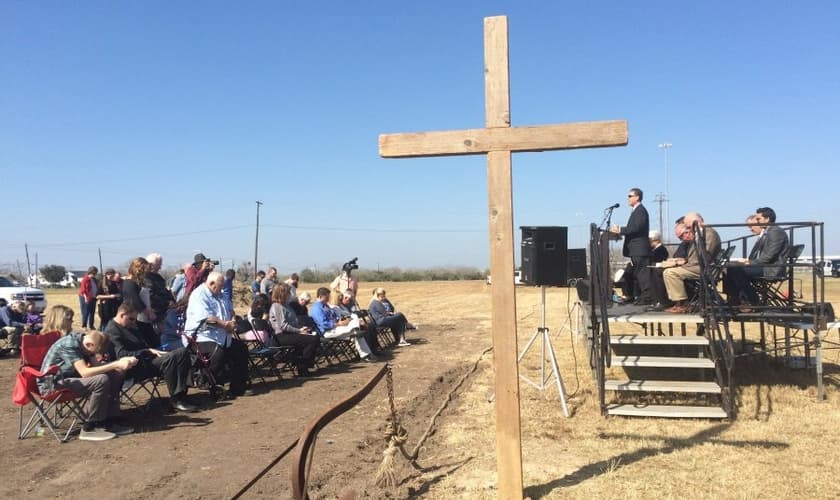 Cerca de 150 pessoas participaram do lançamento do projeto da Maior Cruz dos Estados Unidos, em Corpus Christi / Texas. (Foto: Natalia Contreras / Caller-Times)