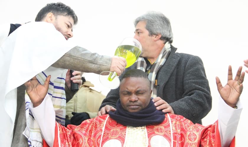 Arcebispo africano Bwambale Monday Wilson é ungido pelo Ap. Joel Engel. (Foto: Divulgação)