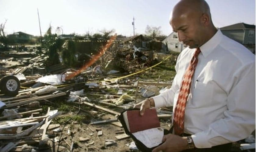 Prefeito Ray Nagin folheia a Bíblia encontrada nos destroços da casa de uma mulher de 85 anos, atingida por um tornado. (Foto: Reuters)