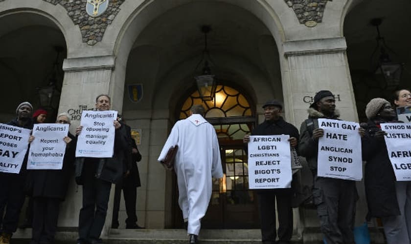 Ativistas protestam em frente a Igreja da Inglaterra. (Foto: Reuters)