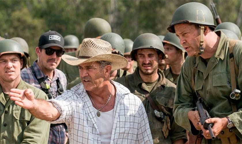Mel Gibson dirigindo cenas de Hacksaw Ridge. (Foto: JC Magazine)