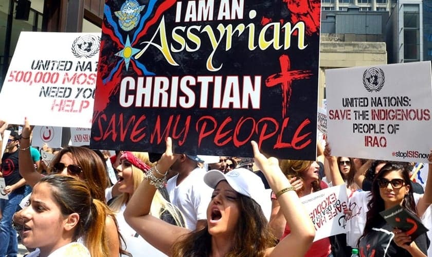 Cristãos assírios protestam contra a perseguição religiosa. (Foto: Michael Schmidt/Sun-Times)