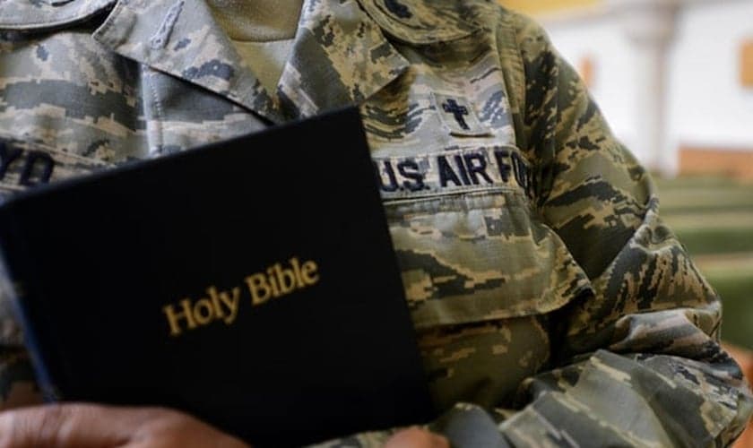 Militar dos EUA segura Bíblia nas mãos. (Foto: Military.com)